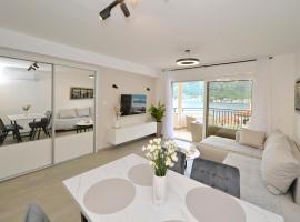 SEA VIEW apartment 2km from the Old Town of Kotor，位于多布罗塔的酒店