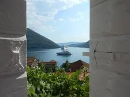 Painter's House Historic Stone Villa with Sea View