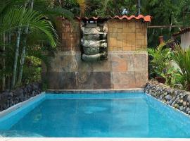 Villa en Orotina con Piscina，位于Coyolar的酒店