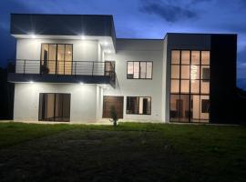 La Toacana, Casa de Verano, Moderna y Espaciosa，位于Alcalá的酒店