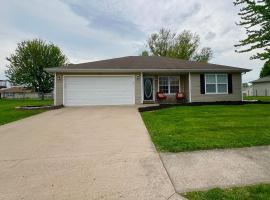 Relax Enjoy Mid-Missouri with Fenced in Back Yard，位于布恩维尔的酒店