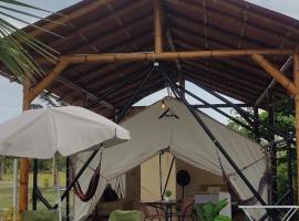 Glamping premium vista al río Isla Portete，位于Muisne的酒店