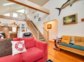 Twin Lakes Home - Walk to Lake Elizabeth!，位于Twin Lakes的酒店