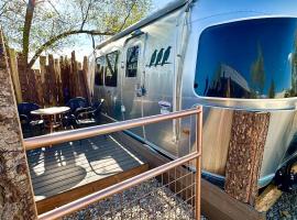 Airstream DeLuxx - LUXX Glamping Taos NM，位于Ranchos de Taos的酒店