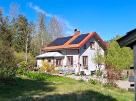 Charmigt äldre hus, laddbox 22 kw, 5 bil-minuter till bad，位于斯特伦斯塔德的酒店
