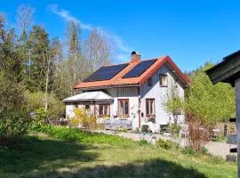 Charmigt äldre hus, laddbox 22 kw, 5 bil-minuter till bad