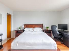Cozy and Secure 3-Bedroom, 2-Bath Unit with 6 Beds and Beautiful Bay View，位于Albany的酒店