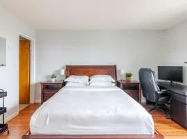 Cozy and Secure 3-Bedroom, 2-Bath Unit with 6 Beds and Beautiful Bay View