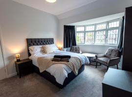 Double room in brand new 5 bed home with WiFi and TV BW Room 1，位于索利赫尔的酒店