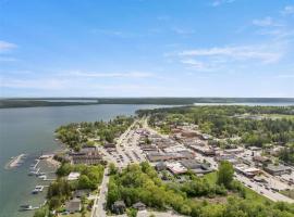 Wake to views of Leech Lake，位于Walker的酒店