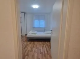 Single room in einer WG mit gemeinsamer Küche, Badezimmer und Toilette