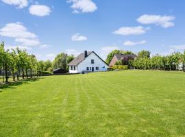 Villa Borgloon with Blossom Views and Jacuzzi，位于博尔赫隆的酒店