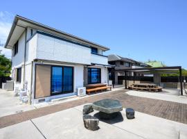 青の宿 The Blue Villa まるで映画のような開放感あふれるオーシャンビュー Open ocean view like in a movie 駐車場2台有り Supported by COCOSTAY，位于岩国市的住宿