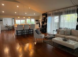 Spacious Home Steps from Huge Park and Outdoor Fun，位于圣何塞的酒店