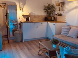 Tiny House t Kleine Paradijs，位于巴讷费尔德的酒店