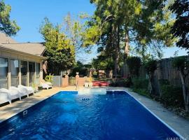 Grandmama's House with Pool，位于蒙哥马利的乡村别墅