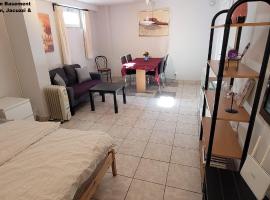 Spacious 110m2 2BR Basement Retreat, Jacuzzi, Table Tennis & Garden Access，位于马尔默的酒店