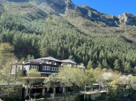 Hotel River，位于Tepelenë的酒店
