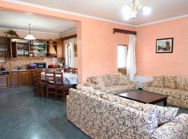 Holiday Villa，位于莱什的酒店