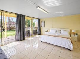 Private King Bed, Walk To Beenleigh Village&Museum Bedroom3，位于Yatala的酒店