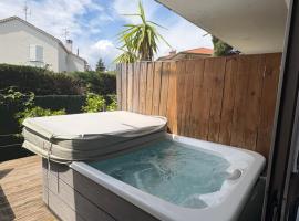 Hotel Sable Et Soleil - Port, Plage & Options Jacuzzi privé，位于弗雷瑞斯的酒店