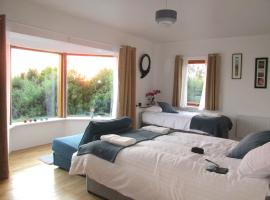 Seaview and Sunsets, Entire place, private entrance, Large Bedroom, Full kitchen and bathroom，位于恩尼斯泰蒙的酒店