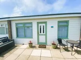 Relaxing family chalet in quiet area, short stroll to beach, nr to tranquil Norfolk Broads and Great Yarmouth