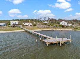 Waterfront Dock Kayaks Ping Pong 3 Bedroom 2 Bathroom，位于Sealevel的酒店