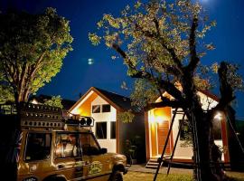 แอทโฮมไร่พอดี รีสอร์ท At home raipordee resort，位于Ban Khok Klang的带停车场的酒店