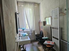 Casa VINCENZO 130 mq con portico ed ingresso esclusivo dal giardino，位于Felino的酒店