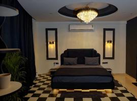 Omaxe Hazratganj- Healing Staytion- Lucknow，位于勒克瑙的酒店