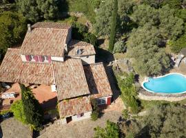 Charme provençal Les amandiers piscine et animaux，位于索列图卡的酒店