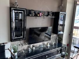 apartment tow bed room and living room with pool and gym，位于Eskiömerler的酒店