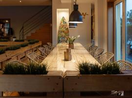 Golden Waves Surf and Yoga Lodge Furadouro，位于欧瓦的酒店