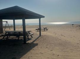 The Oscoda Lakeside Hotel，位于Au Sable的酒店