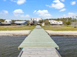 Dock Waterfront Beach Gameroom kayaks 20 PPL，位于Sealevel的酒店