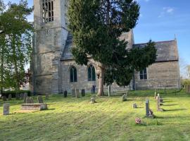 Tiny home in Grade 1 listed church garden，位于Dunham的酒店
