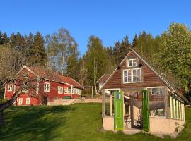 Brinkbacken, helt hus, fantastisk utsikt, stor tomt!，位于Ålberga的酒店