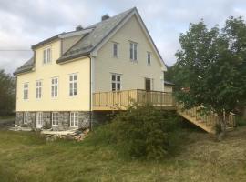 Seaside apartment in farmhouse close to nature，位于Husevåg的酒店