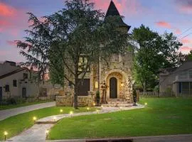 Castle Stay by Gathering Place Hot Tub & Fire Pit