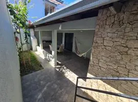 Casa completa dois quartos, com ar condicionado, churrasqueira, garagem