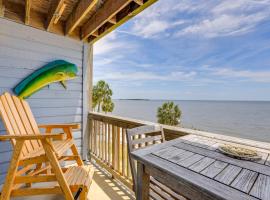 Beach and Pool Access at Condo on Cedar Key!，位于锡达基的酒店