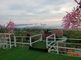 บ้านไร่เก็บตะวันโฮมสเตย์น้ำหนาว，位于Ban Plaek的低价酒店