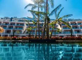 Luxury apartment - parking, pool and beach access