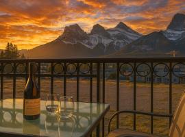 Luxury 3B Mountain Views- Pool & Hot Tub -Sleeps 10，位于坎莫尔的酒店