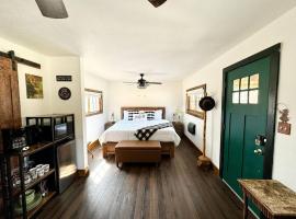 The Loose Moose Cabin #10 at Downtown Grand Lake，位于格兰德莱克的海滩酒店