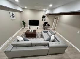 Modern Basement Retreat 2BR King suite，位于罗维莎的酒店
