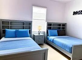 Family Retreat - Double Rooms shared bath-Luxury Club-Pool SPA-near Disney Parks with WiFi
