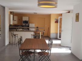 Maison entière garage à 5 minute à pied des grands buffets et centre ville，位于纳博讷的酒店