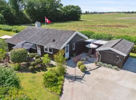 Beautiful Summer House For 8 People And 2 Dogs